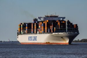 barco con lubricante linea marina